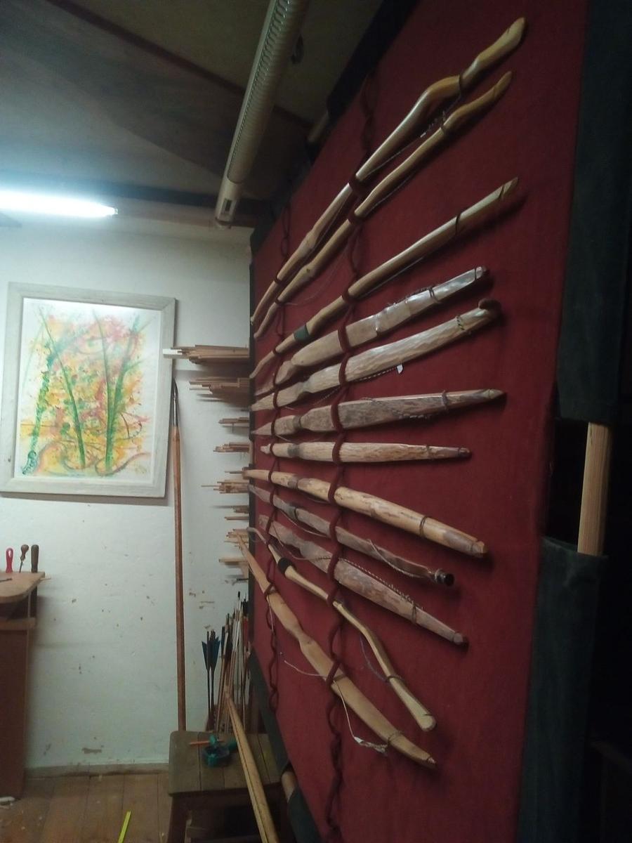 Bögen und Staves an der Werkstattwand